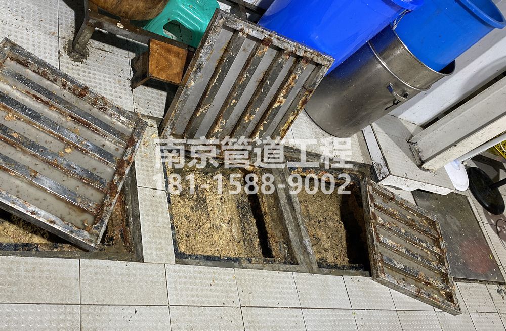 278长宁城管中队食堂隔油池清理